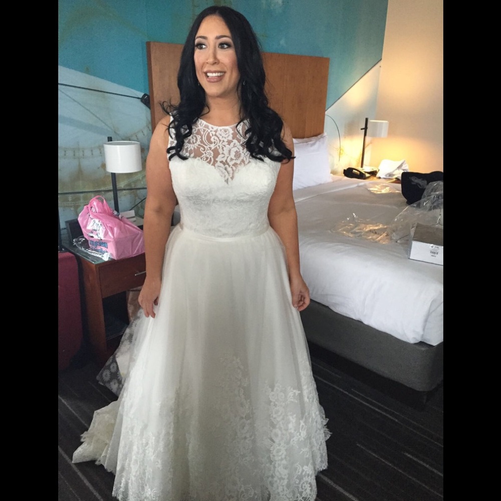 Madison James Ivory lace wedding dress-Size 12